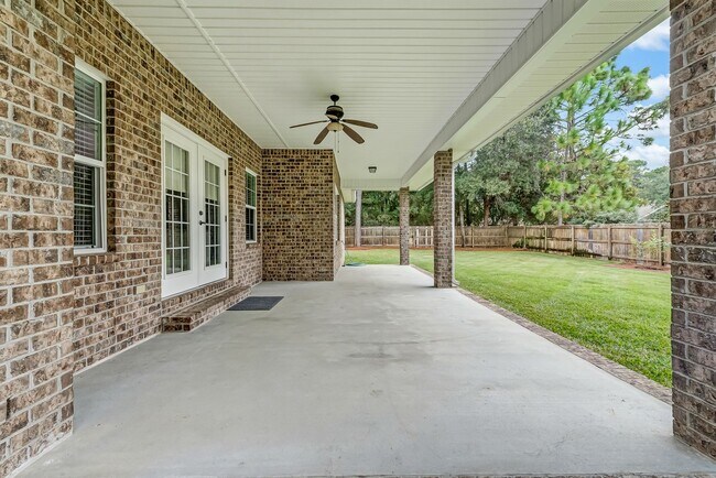 Building Photo - Gorgeous Southern Living Home in Coveted S...