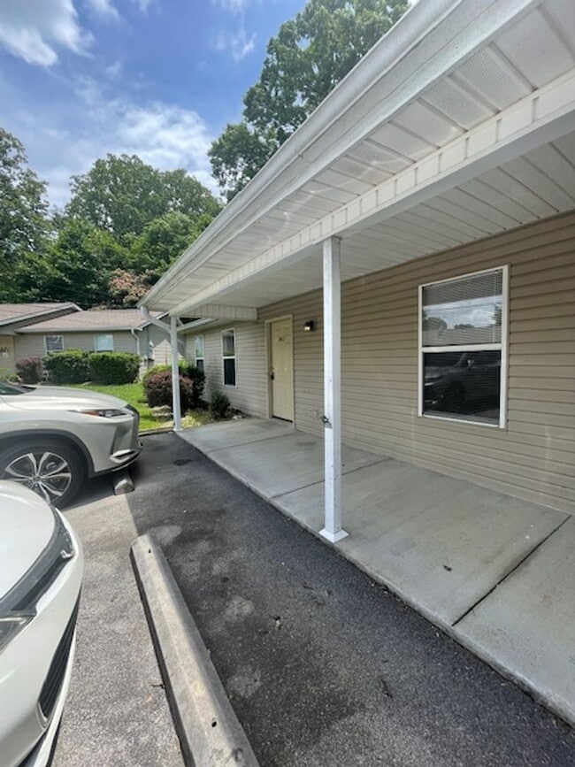 Building Photo - 2 Bedroom 2 Bath Duplex Call Ed Johnson 86...