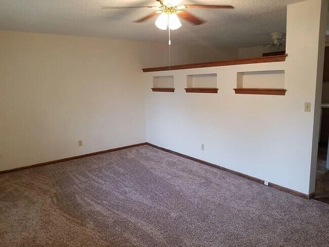 Building Photo - Charming 2-Bedroom 1 Bath Duplex!