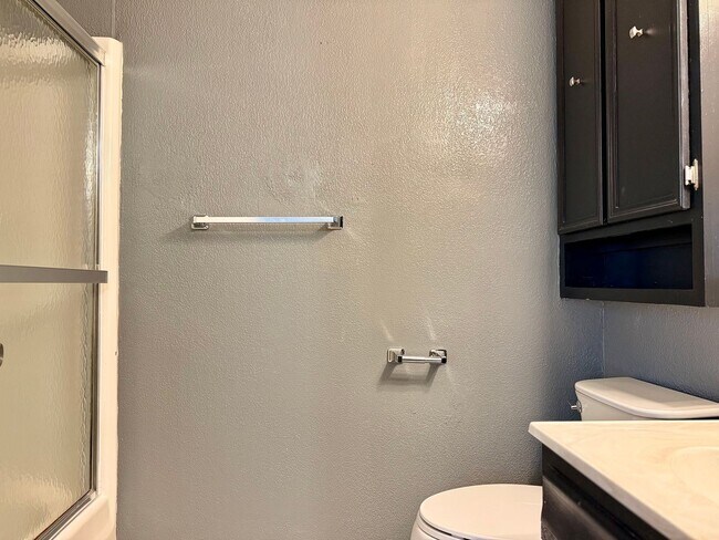 Building Photo - House For Rent