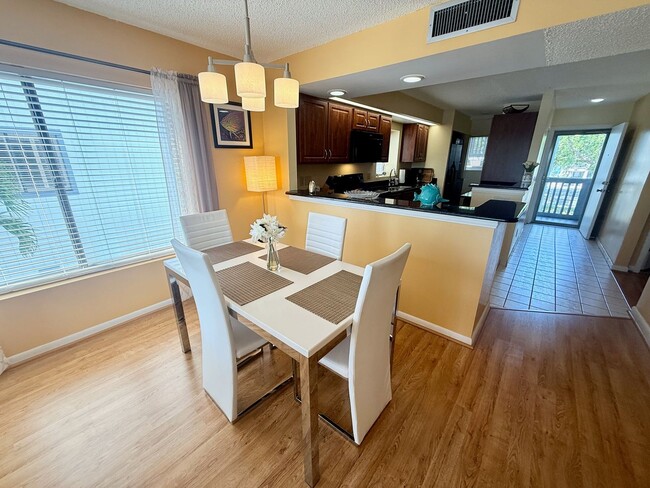 Building Photo - 2 bed 2 bath Turnkey Yearly Rental – Water...