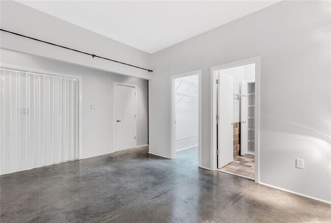 Building Photo - 560 Dutch Valley Rd NE