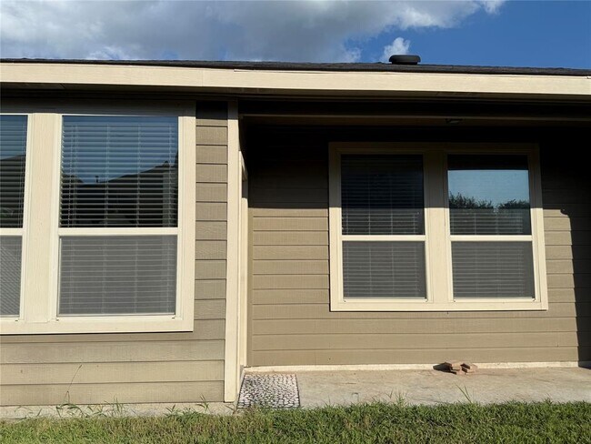 Building Photo - 235 Stoneroller Dr
