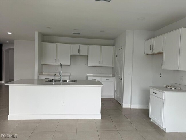 Building Photo - 1304 NE 9th Pl