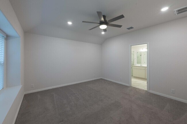 Building Photo - 2089 Egret Ave