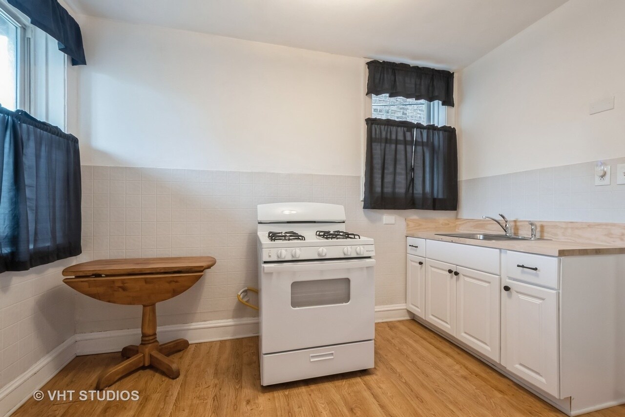 Kitchen 1 - 6335 N Claremont Ave