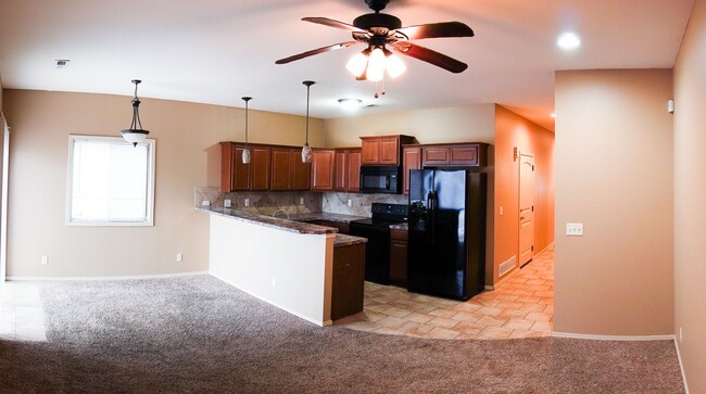 Building Photo - 3-Bed Duplex w Garage + Fenced Yard - $500...