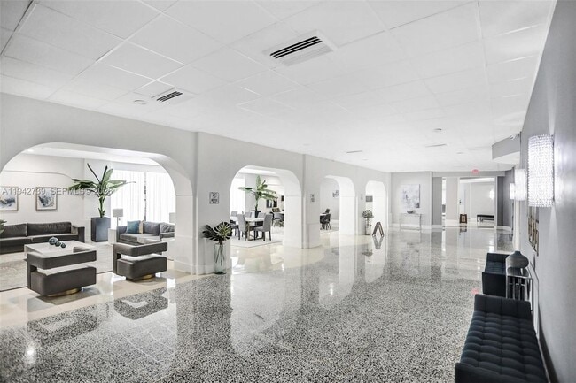 Building Photo - 3140 S Ocean Dr