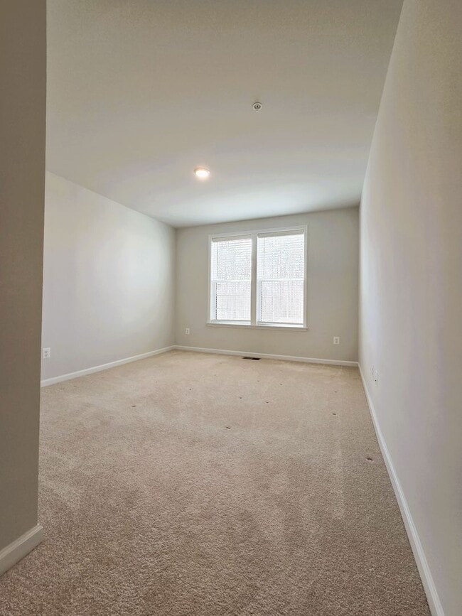 Building Photo - Newer ground level condo in Coalfield Station located in highly desireable Midlothian.