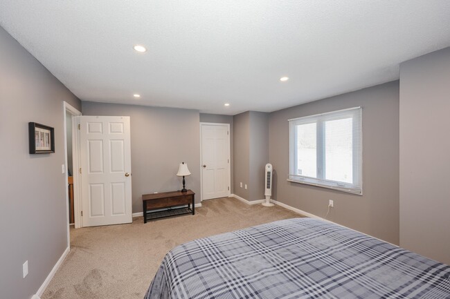 Building Photo - 5 Gleneagle Dr