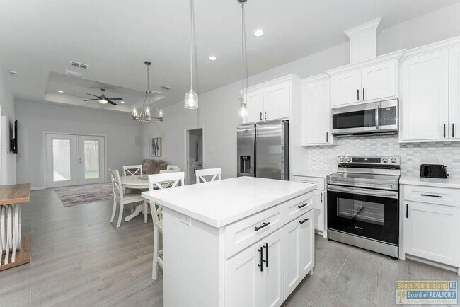 Building Photo - 20 S Bay Hill Dr