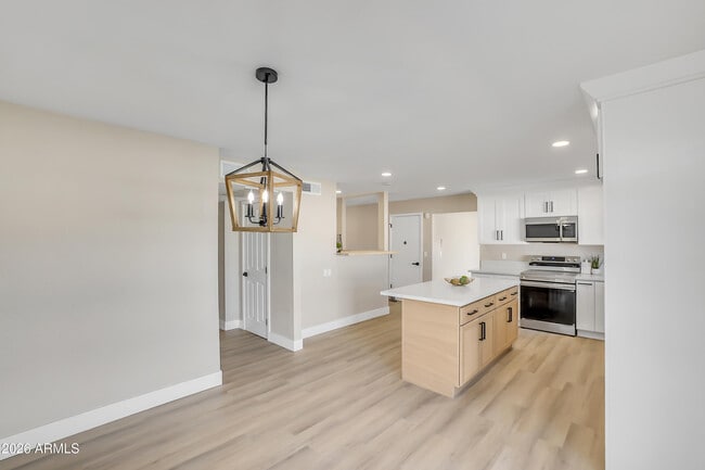 Building Photo - 1018 W Ivanhoe St