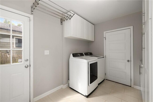 Building Photo - 1398 Deerwood Dr