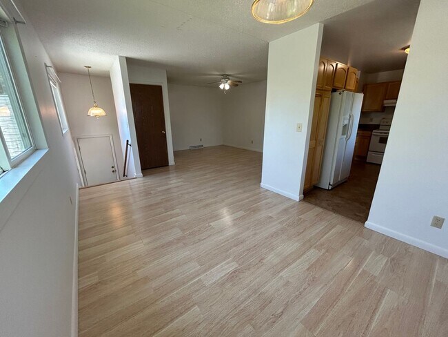 Building Photo - 5 Bed 2 Bath Home with 2 Car Attached Gara...