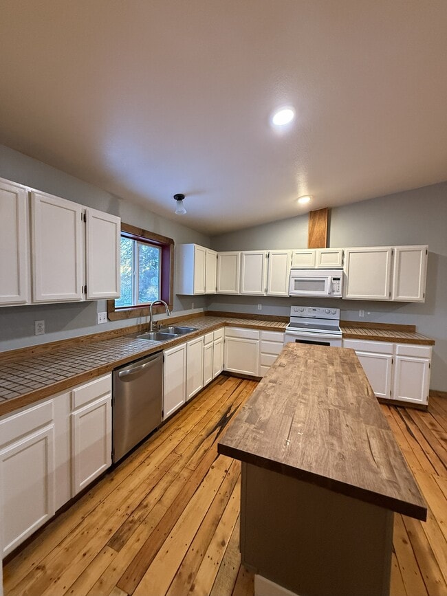 Building Photo - 6380 S Settlers Bay Dr