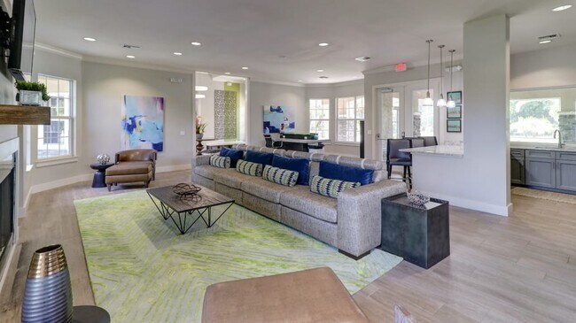 Building Photo - 8134 Colonial Village Dr