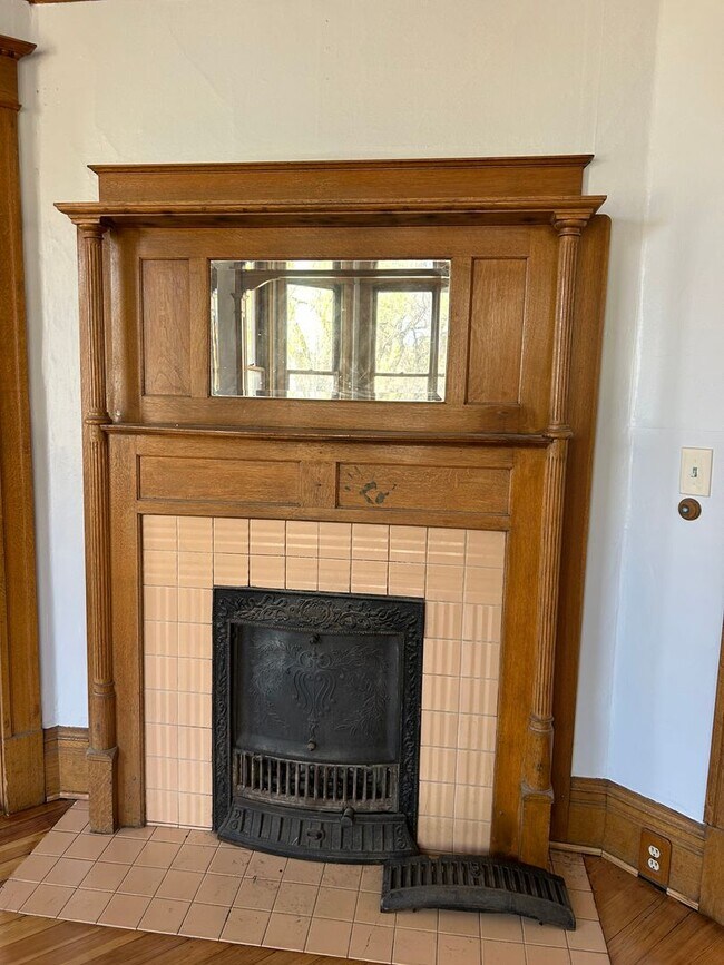 Building Photo - Historic Cheyenne Canyon Home