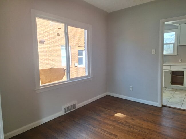 Building Photo - Charming 4 bedroom bungalow freshly updated