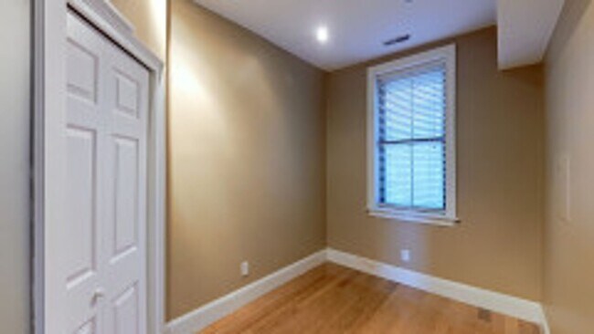 Building Photo - Renovated Bay Village  2 Bed on Cortes Street for June 1st