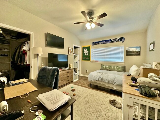 Building Photo - Spacious 4-Bed, 4.5-Bath Home with Fenced Yard in the Baylor Bubble!