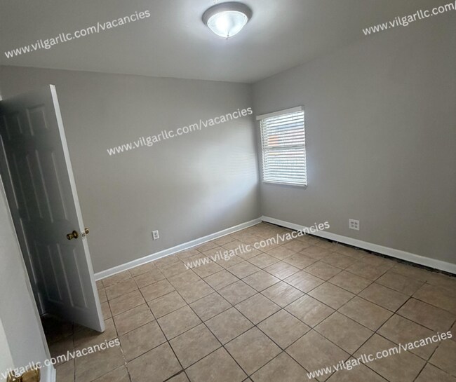 Building Photo - FOR RENT — SPACIOUS 3 BED / 1 BATH HOME