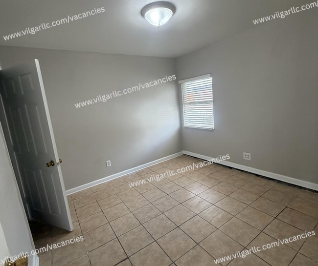 Building Photo - FOR RENT — SPACIOUS 3 BED / 2 BATH HOME
