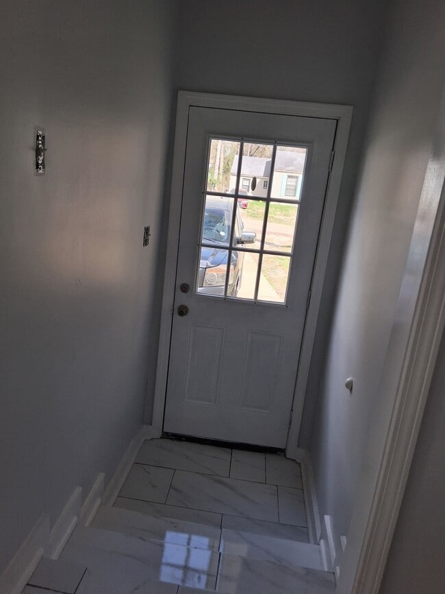 Building Photo - 611 Avalon Rd