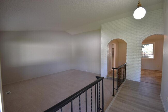 Building Photo - 215 E Mango Dr