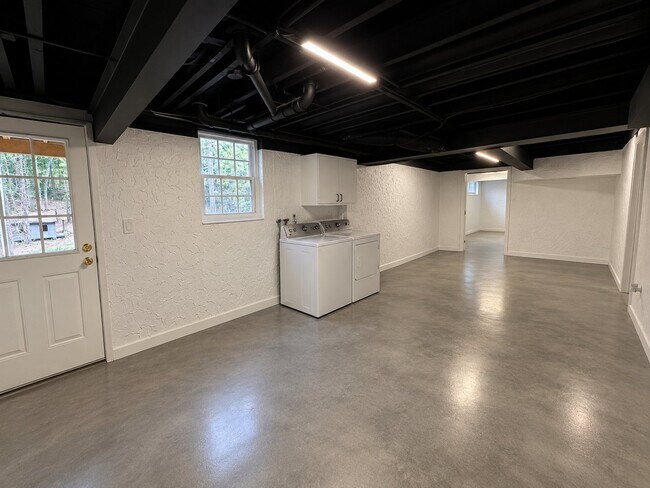 Building Photo - 549 Joann Ave