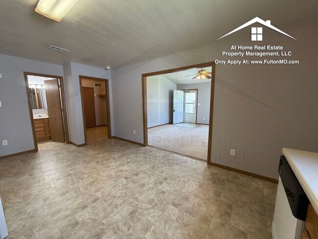 Building Photo - 427–429 Sabre Circle