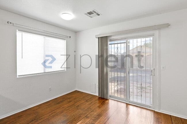 Building Photo - 2005 Rose Coral Ave