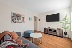 Building Photo - 1634 Bayview Dr