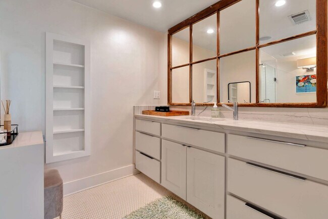 Building Photo - 802 N Park Ave