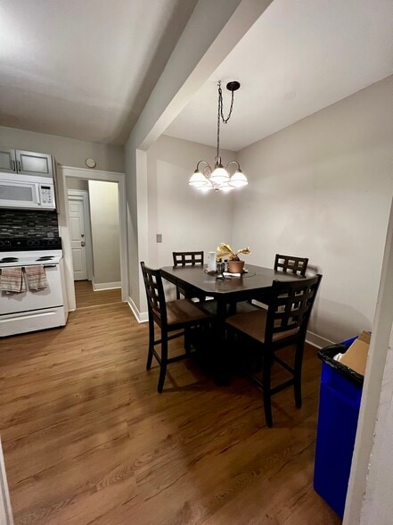 Dine-in Kitchen - 2077 Cascade Rd SW