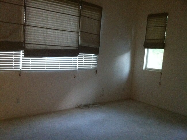 Building Photo - End unit ownhouse with garage walking dist...
