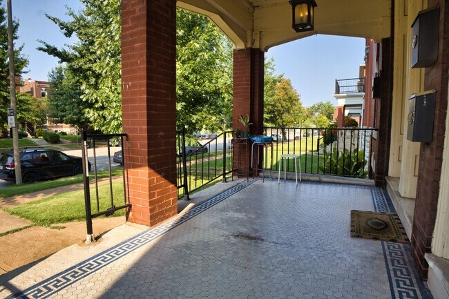 Building Photo - Charming 2-Bedroom South City Apartment with Historic Character