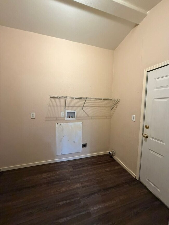 Building Photo - Large 3 Bedroom with Shop