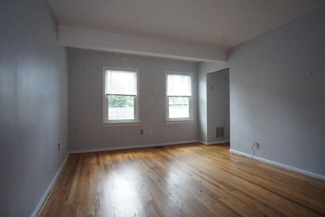 Building Photo - 3 bedroom / 2 1/2 Bath.  Close to Campus. ...