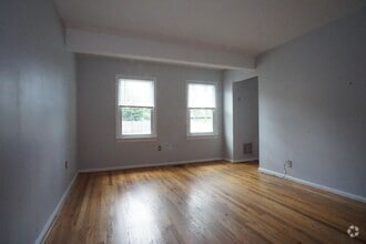 Building Photo - 3 bedroom / 2 1/2 Bath.  Close to Campus. ...