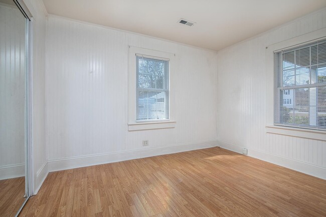 Building Photo - Adorable East Asheville House