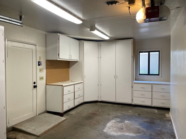 Building Photo - 3 Bed/1 Bath Single Family Home in East Sacramento
