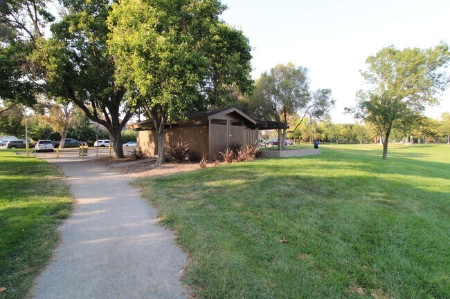 Building Photo - Townhouse 2 bedrooms, 2 1/2 baths, 2 car g...