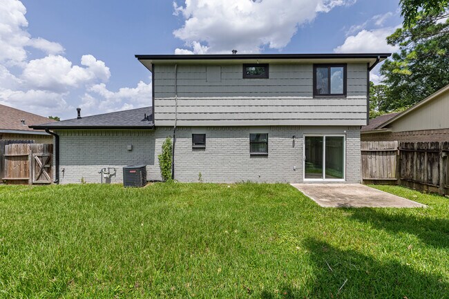 Building Photo - 12223 Kingslake Forest Dr