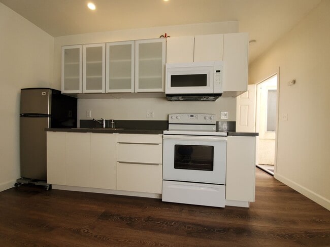 Building Photo - One bedroom at a Fantastic Price!
