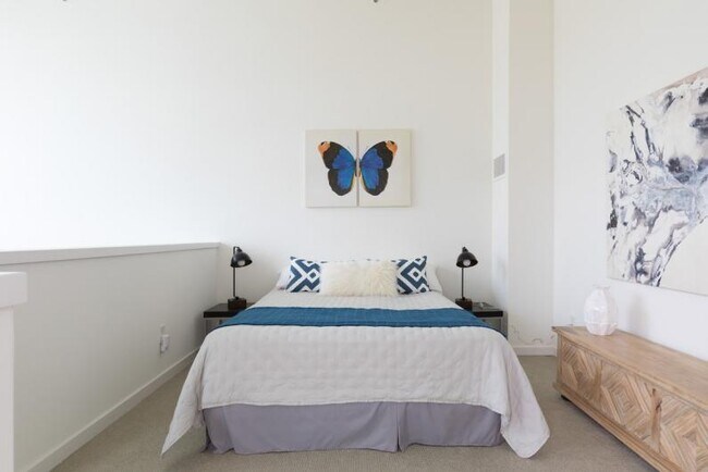 Building Photo - Penthouse loft with a private rooftop patio