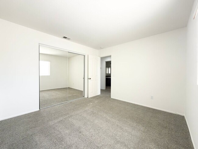 Building Photo - Spacious Home with Expansive Loft!