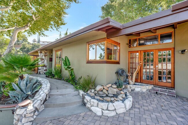 Building Photo - HOLIDAY SPECIAL***2 WEEKS FREE** 3 Bed/2 Bath Oasis in Royal Woods - Available Now