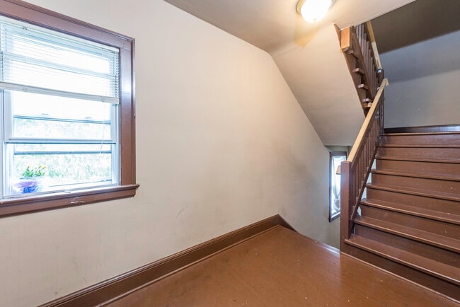 Building Photo - 419 Hickory St