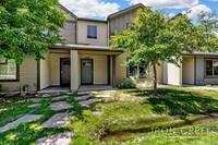 Building Photo - Open Floorplan Townhome with 3 suites