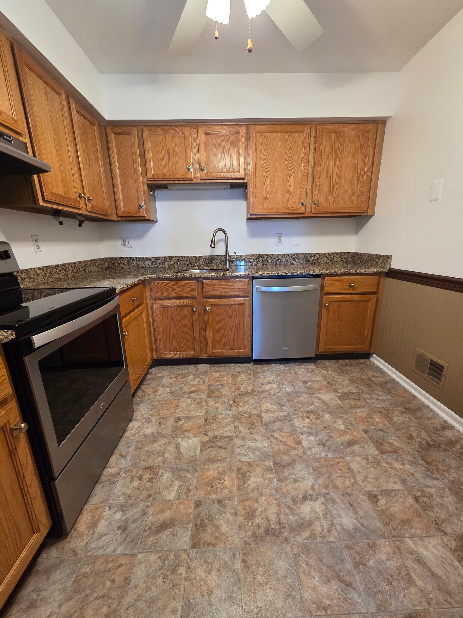 Building Photo - 801 Cambridge Cir